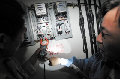 Ph&aacute;t hiện lượng điện cao bất thường tại khu nu&ocirc;i t&ocirc;m, cảnh s&aacute;t v&agrave;o cuộc điều tra, bắt giữ 2 đối tượng "trộm" hơn 60.000 kWh điện- Ảnh 1.