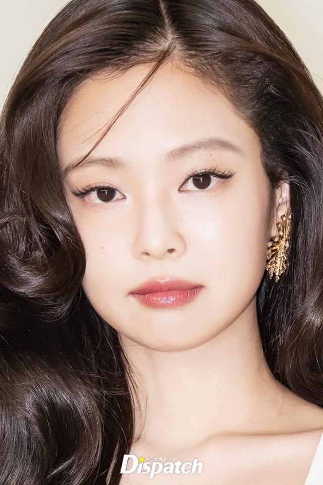 2 thứ về Jennie bị soi mạnh: Ảnh cận kh&ocirc;ng chỉnh sửa v&agrave; th&aacute;i độ với G-Dragon- Ảnh 5.