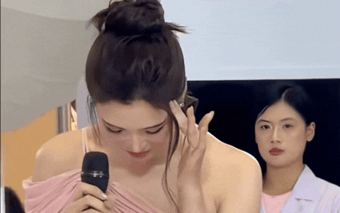 Hoa hậu Tiểu Vy hứng chỉ tr&iacute;ch v&igrave; h&agrave;nh động 