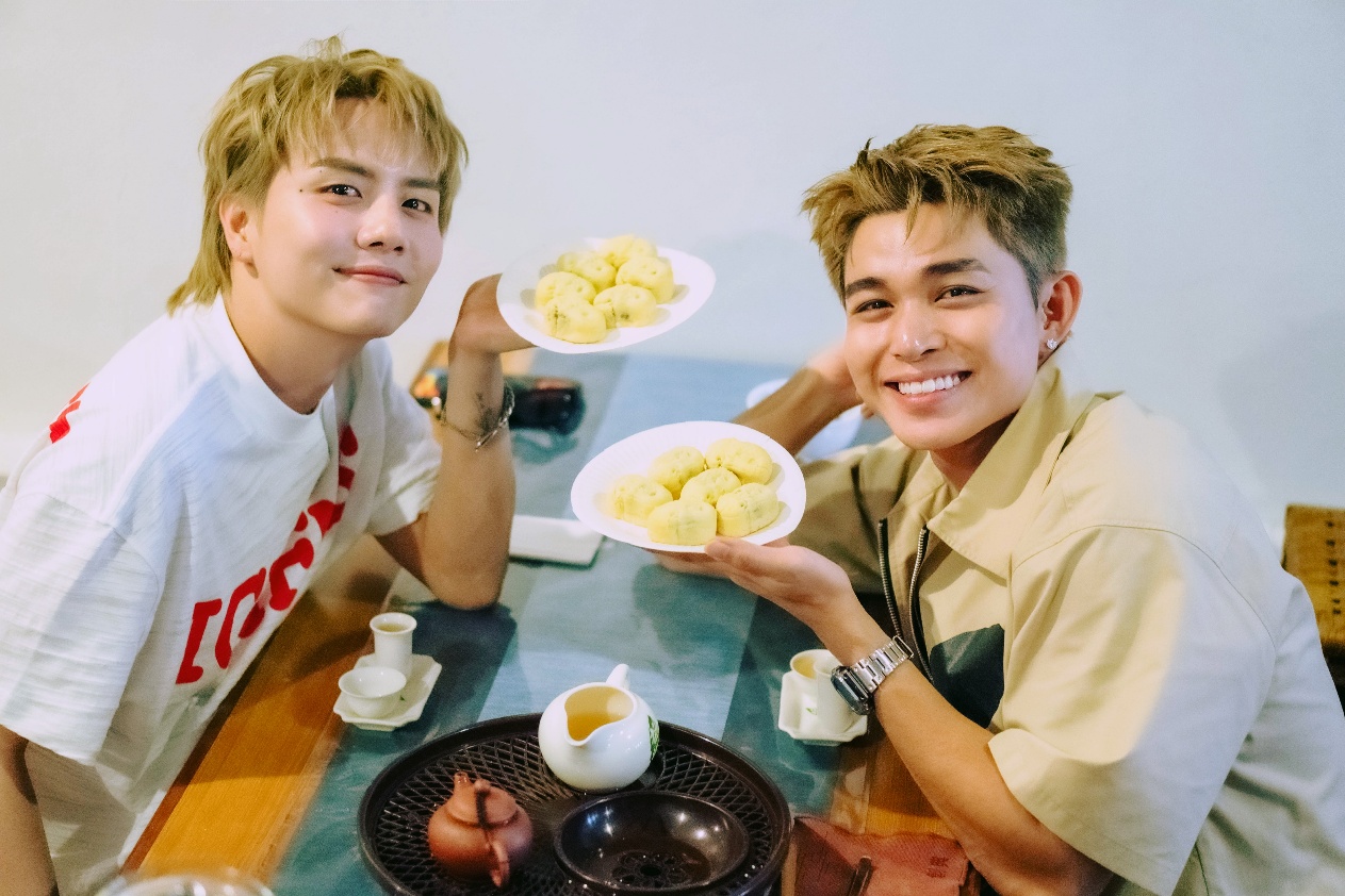 Jun Phạm và Duy Khánh “dính cứng ngắc” với loạt trải nghiệm mới lạ khi quay lại Singapore - Ảnh 4. Jun Phạm và Duy Khánh “dính cứng ngắc” với loạt trải nghiệm mới lạ khi quay lại Singapore - Ảnh 4.