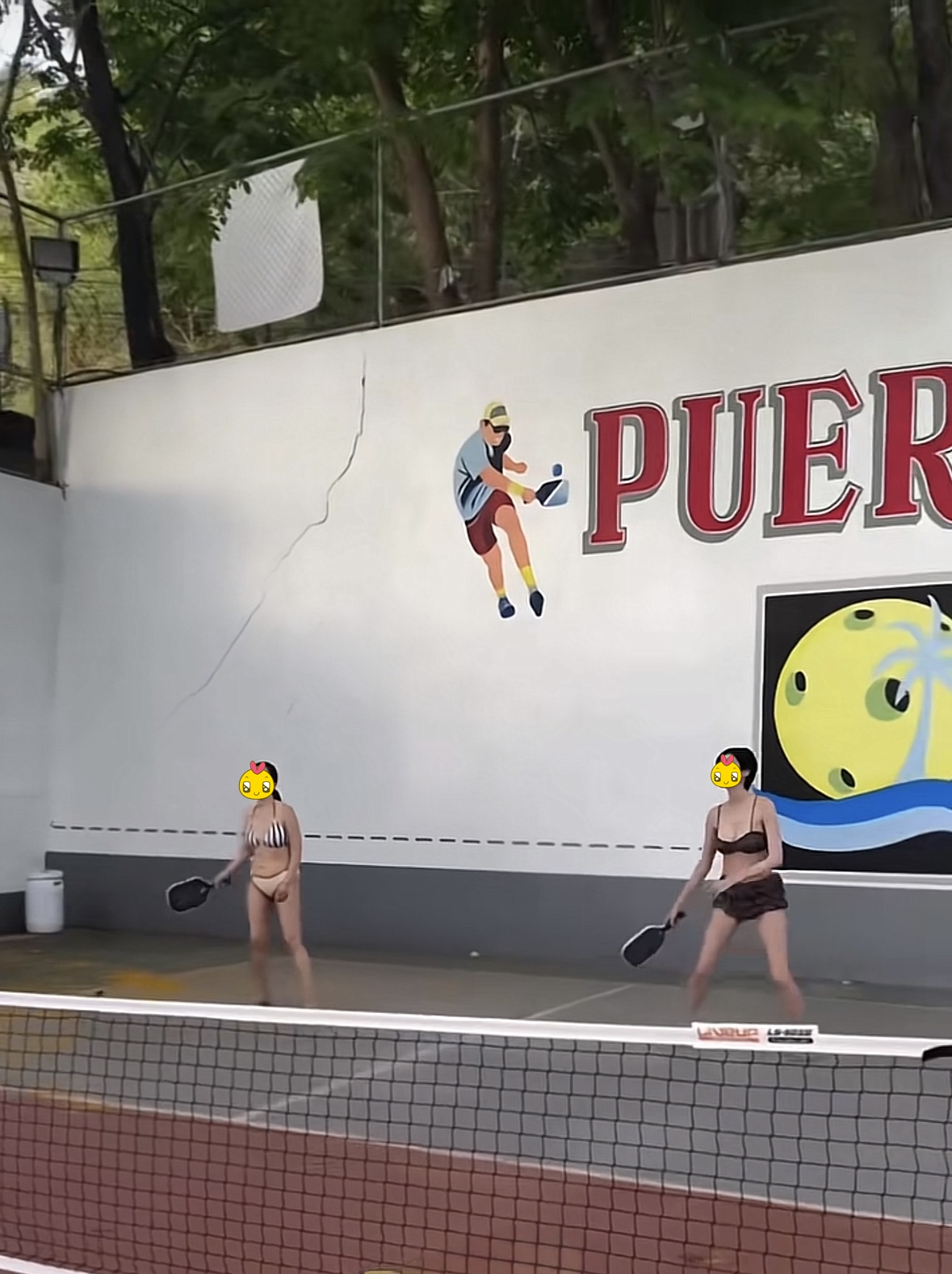 X&ocirc;n xao clip 2 c&ocirc; g&aacute;i mặc bikini đ&aacute;nh pickleball giữa ng&agrave;y nắng n&oacute;ng: Phản ứng của người xem tr&aacute;i ngược- Ảnh 2.