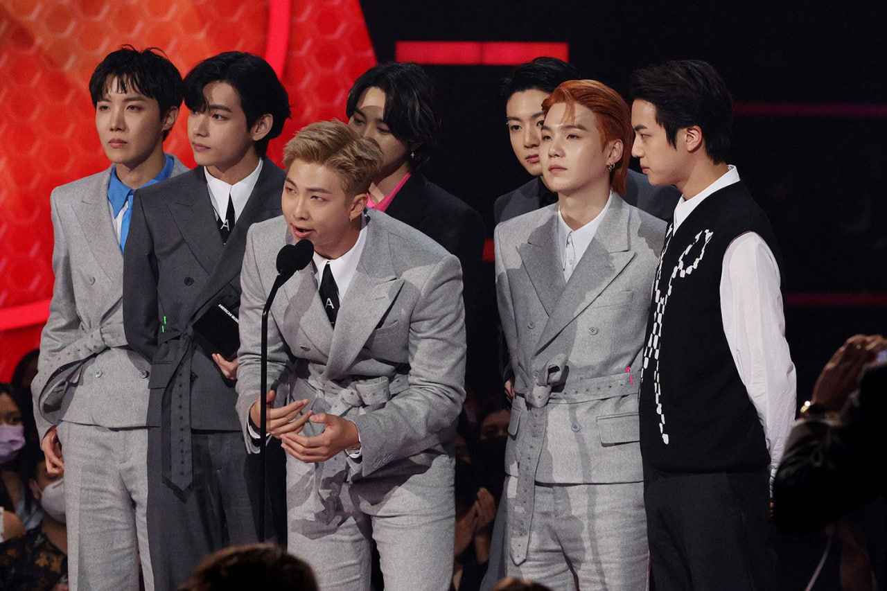 BTS được đặc c&aacute;ch đi trễ tại lễ trao giải lớn nhất nước Mỹ, cả triệu người n&iacute;n thở chờ đợi- Ảnh 1.
