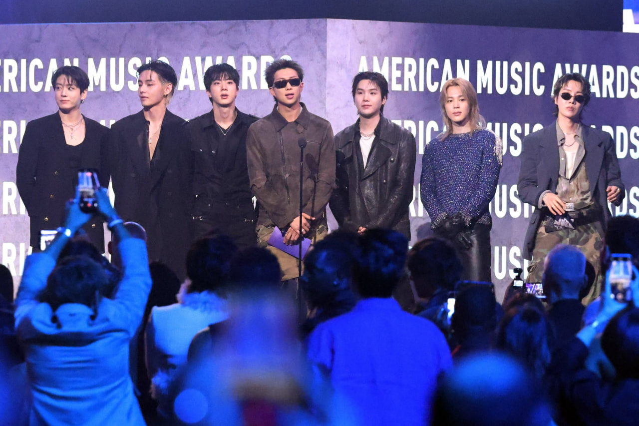 BTS được đặc c&aacute;ch đi trễ tại lễ trao giải lớn nhất nước Mỹ, cả triệu người n&iacute;n thở chờ đợi- Ảnh 8.