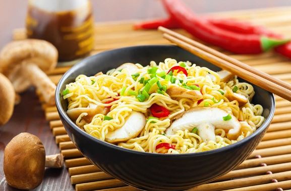 Thường xuy&ecirc;n ăn m&igrave; ăn liền, người đ&agrave;n &ocirc;ng 45 tuổi "sốc nặng" khi đi kh&aacute;m - Ảnh 1.