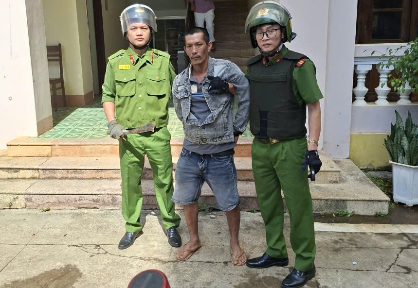 Phụ huynh cầm dao xông vào trường học tại gia Lai gây náo loạn - Ảnh 3. Phụ huynh cầm dao xông vào trường học tại gia Lai gây náo loạn - Ảnh 3.