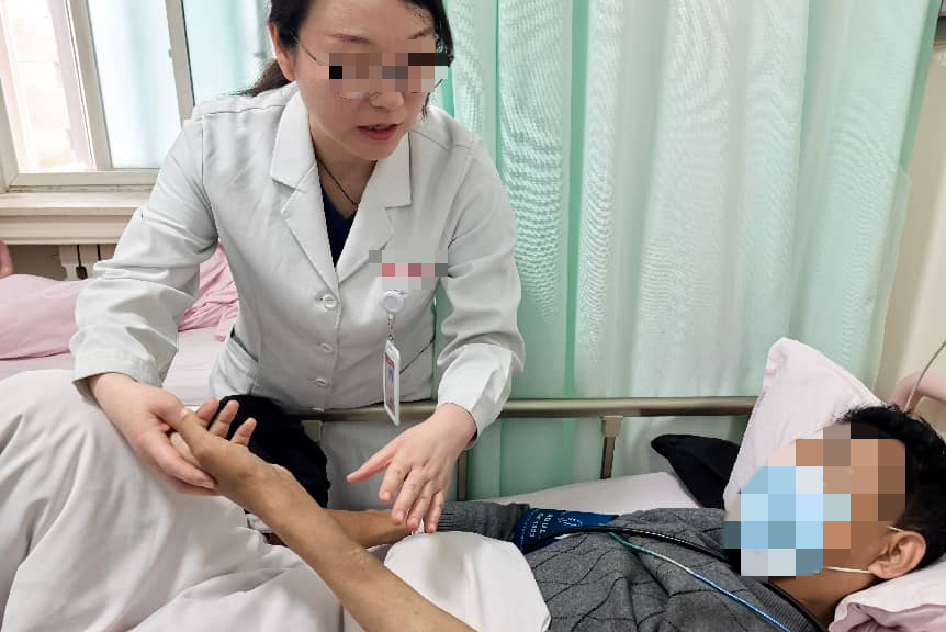 Nam c&ocirc;ng nh&acirc;n x&acirc;y dựng s&aacute;ng buồn n&ocirc;n, tối nhận chẩn đo&aacute;n suy thận: B&aacute;c sĩ cảnh b&aacute;o "s&aacute;t thủ" m&ugrave;a nắng n&oacute;ng - Ảnh 2.