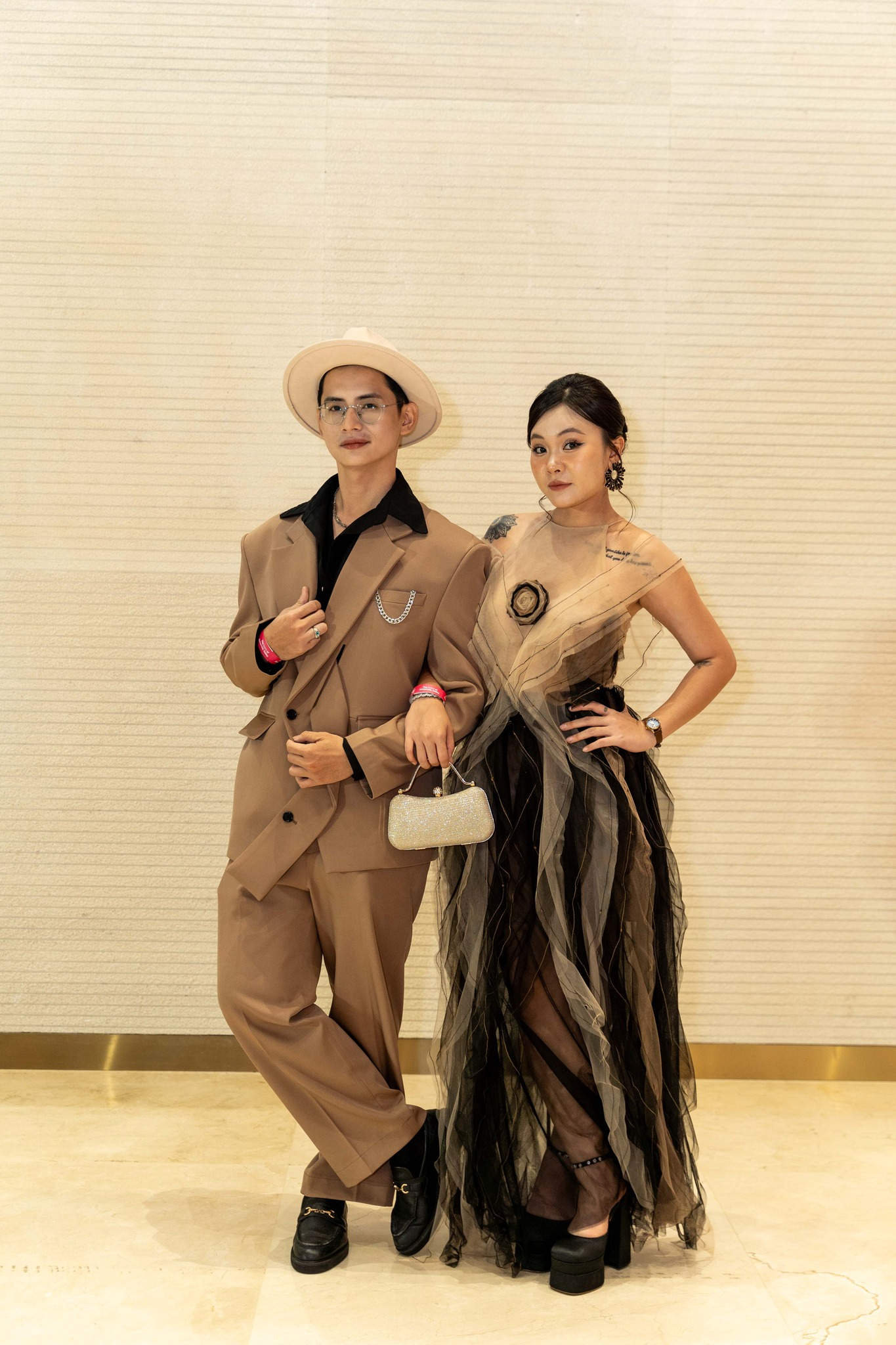 Cô dâu, chú rể thay nghi thức cắt bánh kem bằng ăn cơm tấm sườn nướng ngay trên sân khấu cưới: Bất ngờ danh tính 2 nhân vật chính- Ảnh 3. Cô dâu, chú rể thay nghi thức cắt bánh kem bằng ăn cơm tấm sườn nướng ngay trên sân khấu cưới: Bất ngờ danh tính 2 nhân vật chính- Ảnh 3.