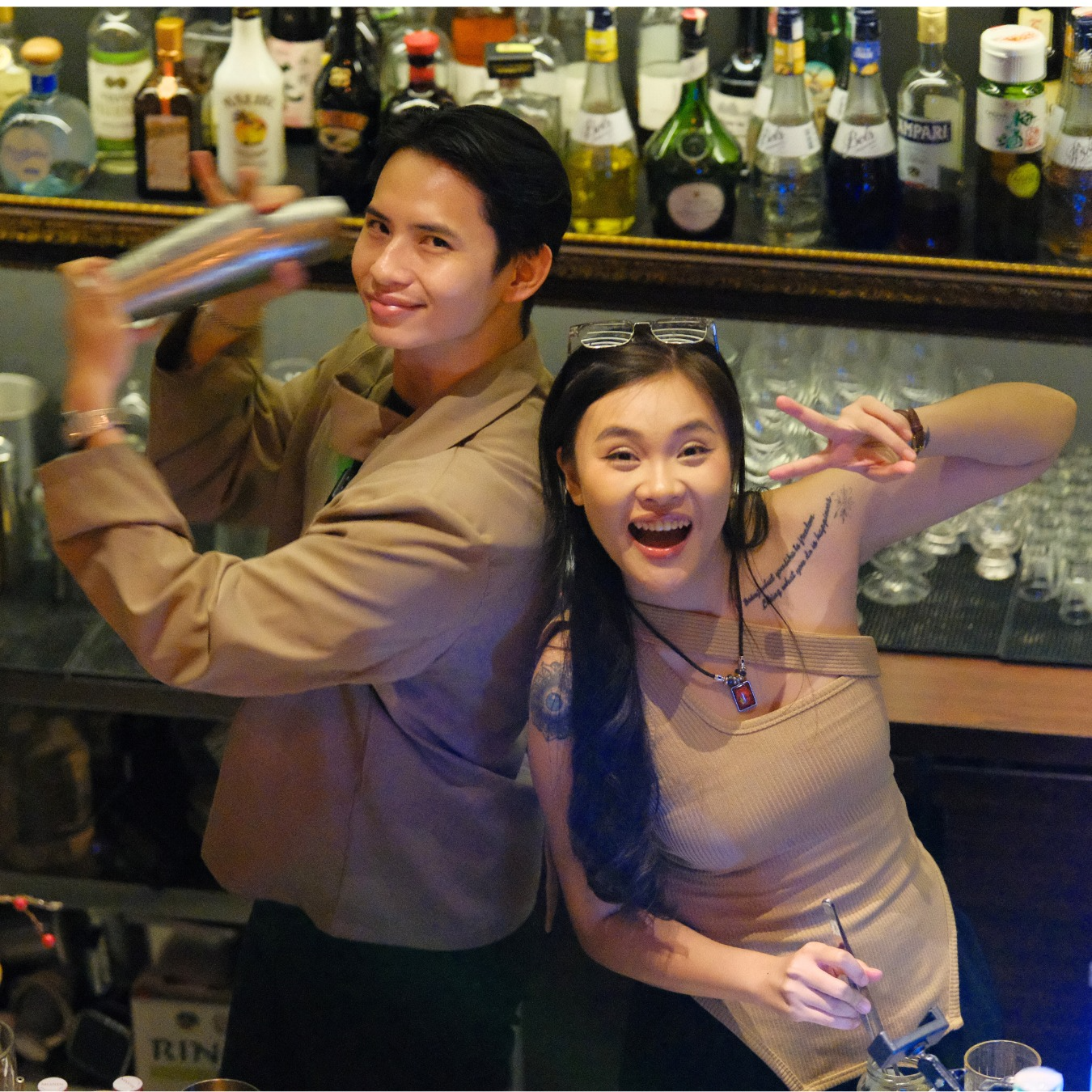 Cô dâu, chú rể thay nghi thức cắt bánh kem bằng ăn cơm tấm sườn nướng ngay trên sân khấu cưới: Bất ngờ danh tính 2 nhân vật chính- Ảnh 4. Cô dâu, chú rể thay nghi thức cắt bánh kem bằng ăn cơm tấm sườn nướng ngay trên sân khấu cưới: Bất ngờ danh tính 2 nhân vật chính- Ảnh 4.
