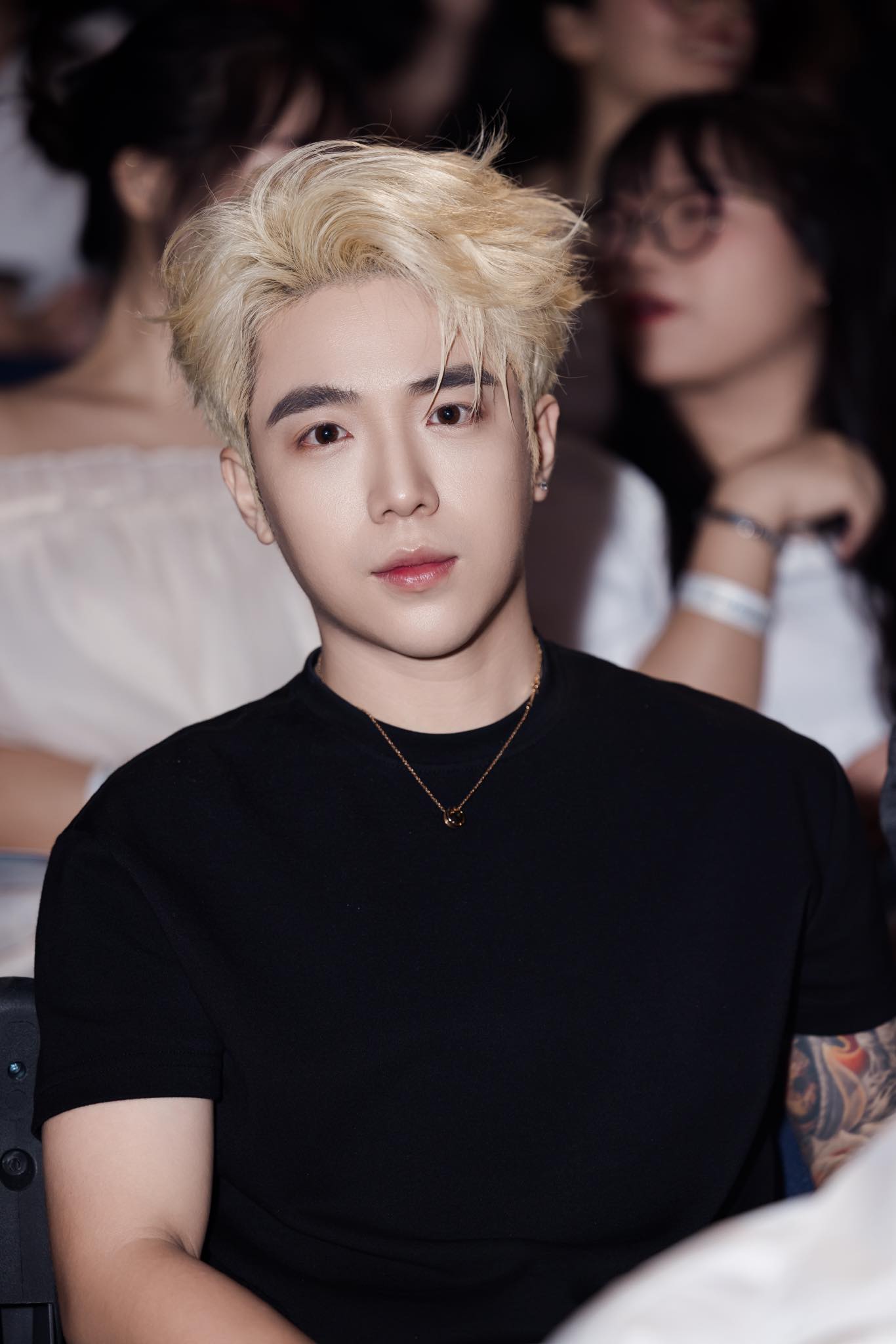 Nam thần tượng Việt vừa comeback đ&atilde; bị k&ecirc;u gọi tẩy chay, d&ugrave;ng AI chế ảnh khiến đồng nghiệp phải l&ecirc;n tiếng giải cứu- Ảnh 7.