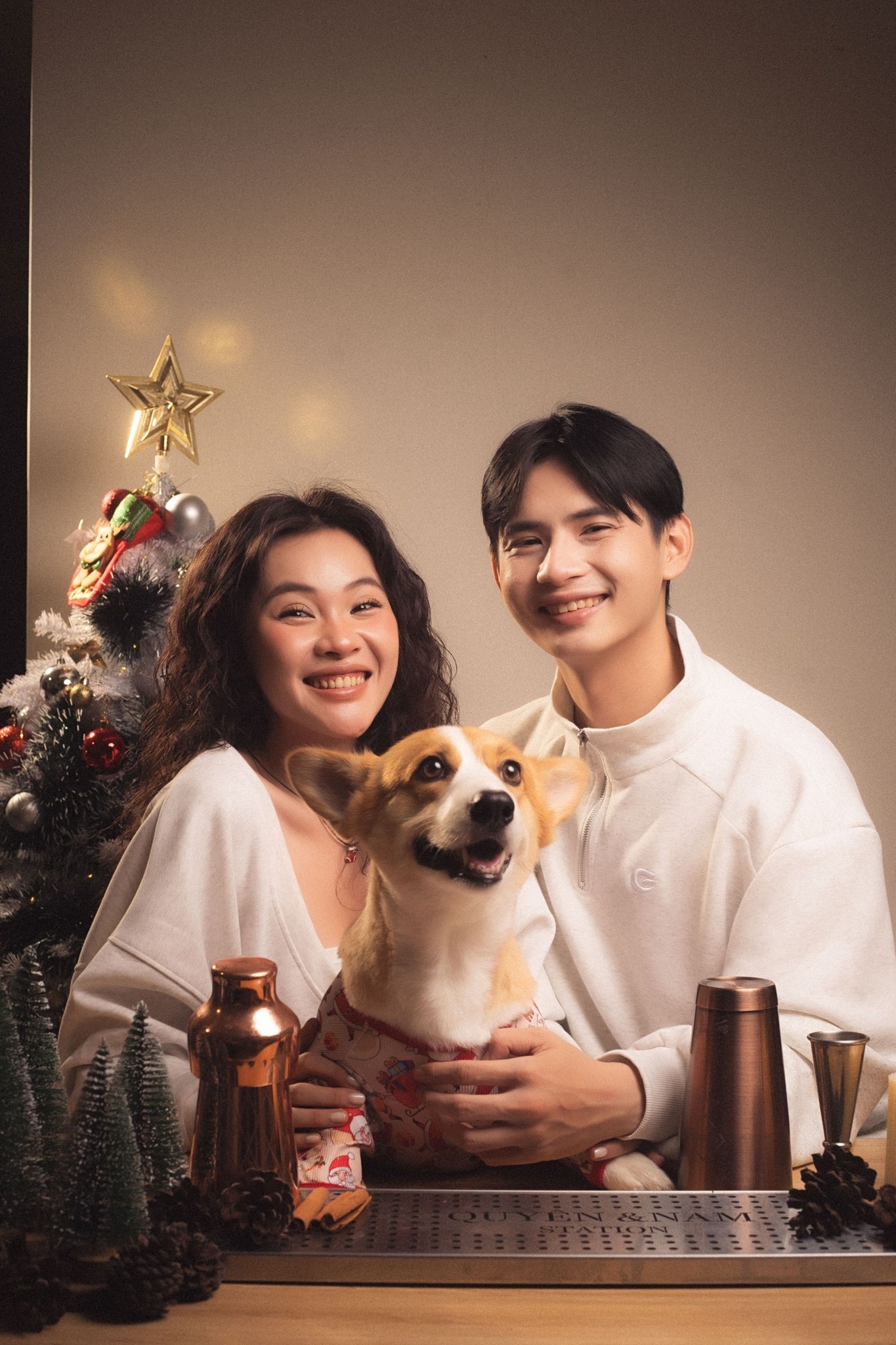 Cô dâu, chú rể thay nghi thức cắt bánh kem bằng ăn cơm tấm sườn nướng ngay trên sân khấu cưới: Bất ngờ danh tính 2 nhân vật chính- Ảnh 6. Cô dâu, chú rể thay nghi thức cắt bánh kem bằng ăn cơm tấm sườn nướng ngay trên sân khấu cưới: Bất ngờ danh tính 2 nhân vật chính- Ảnh 6.