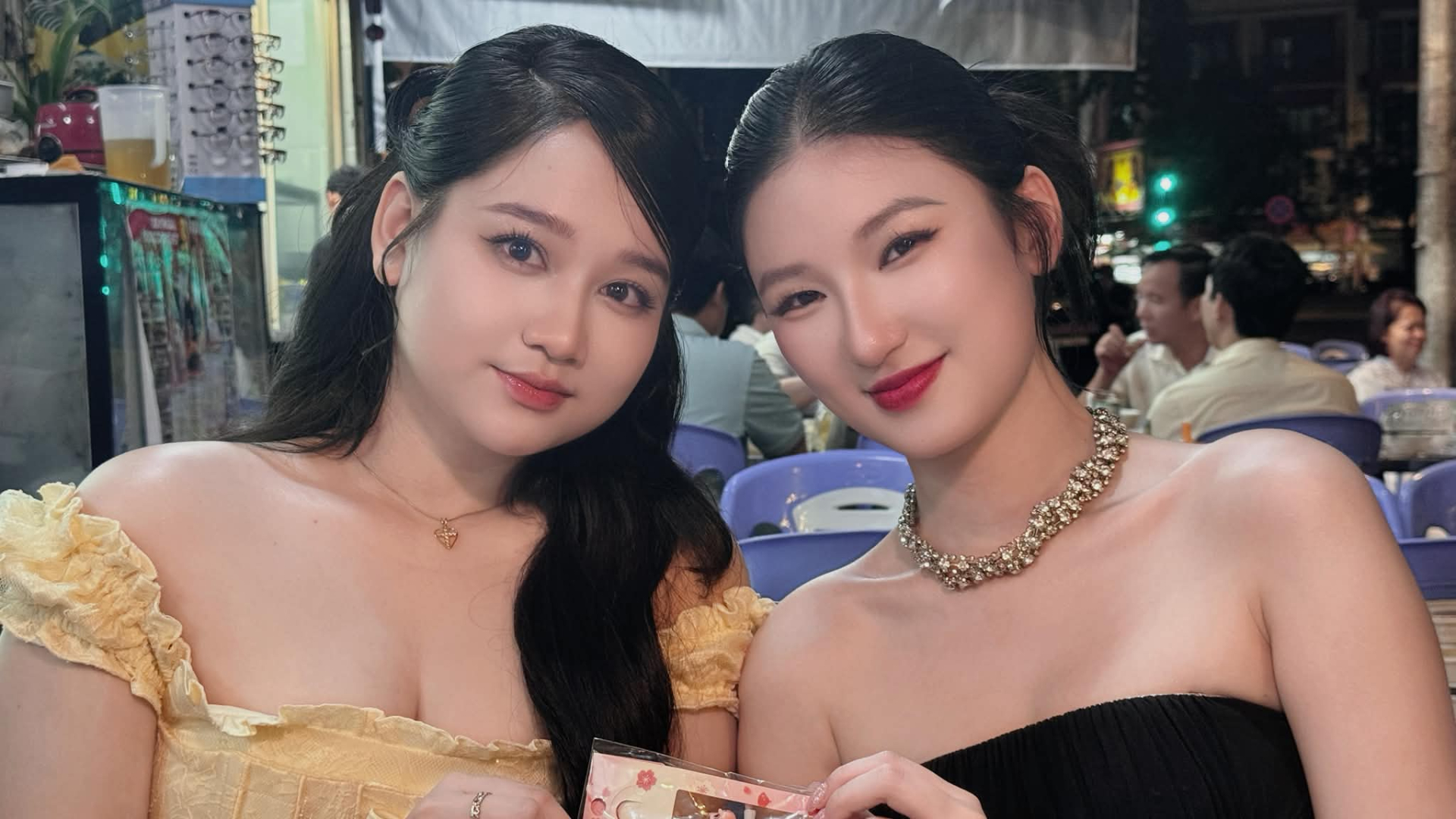 X&ocirc;n xao đoạn clip N&agrave;ng Mơ lườm &ldquo;ch&aacute;y mặt&rdquo; Tr&uacute;c Anh v&igrave; kho&aacute;c tay Trần Nghĩa ở sự kiện- Ảnh 3.