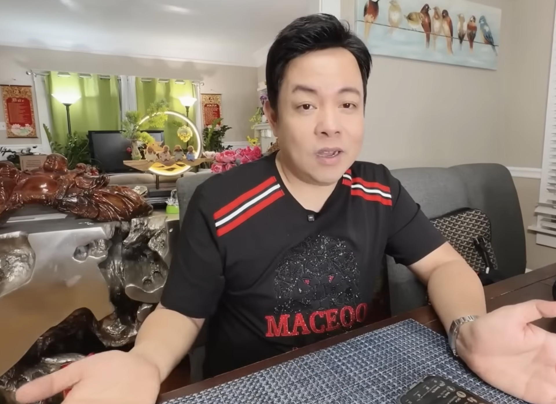 Nam ca sĩ Việt ai cũng biết mặt tiết lộ bố l&agrave;m mất h&agrave;ng trăm c&acirc;y v&agrave;ng, em g&aacute;i thua trắng 13 tỷ chỉ trong một đ&ecirc;m- Ảnh 1.