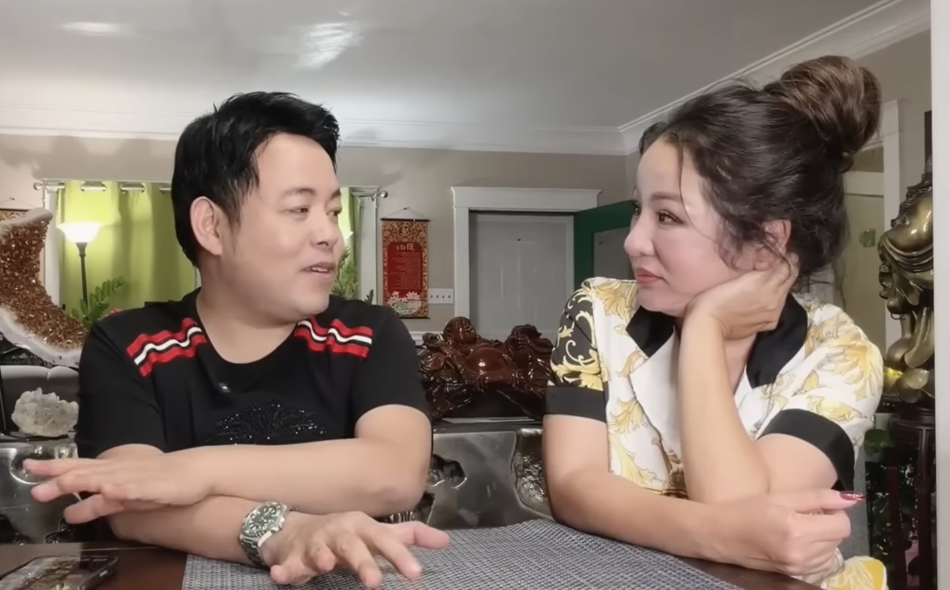 Nam ca sĩ Việt ai cũng biết mặt tiết lộ bố l&agrave;m mất h&agrave;ng trăm c&acirc;y v&agrave;ng, em g&aacute;i thua trắng 13 tỷ chỉ trong một đ&ecirc;m- Ảnh 2.