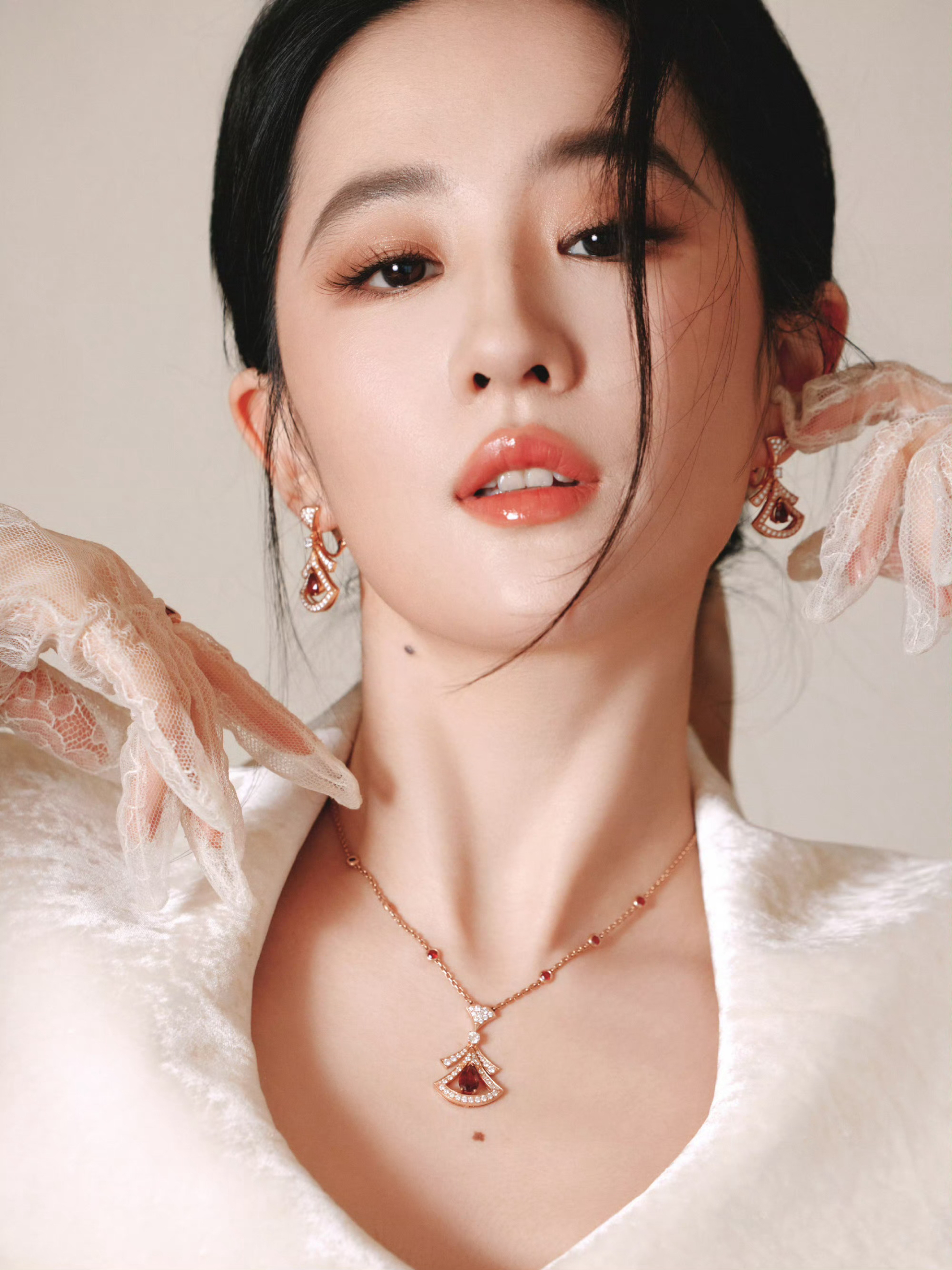 Người duy nhất đẹp hơn Lưu Diệc Phi l&agrave; ch&iacute;nh c&ocirc; ấy của 24 năm trước- Ảnh 10.