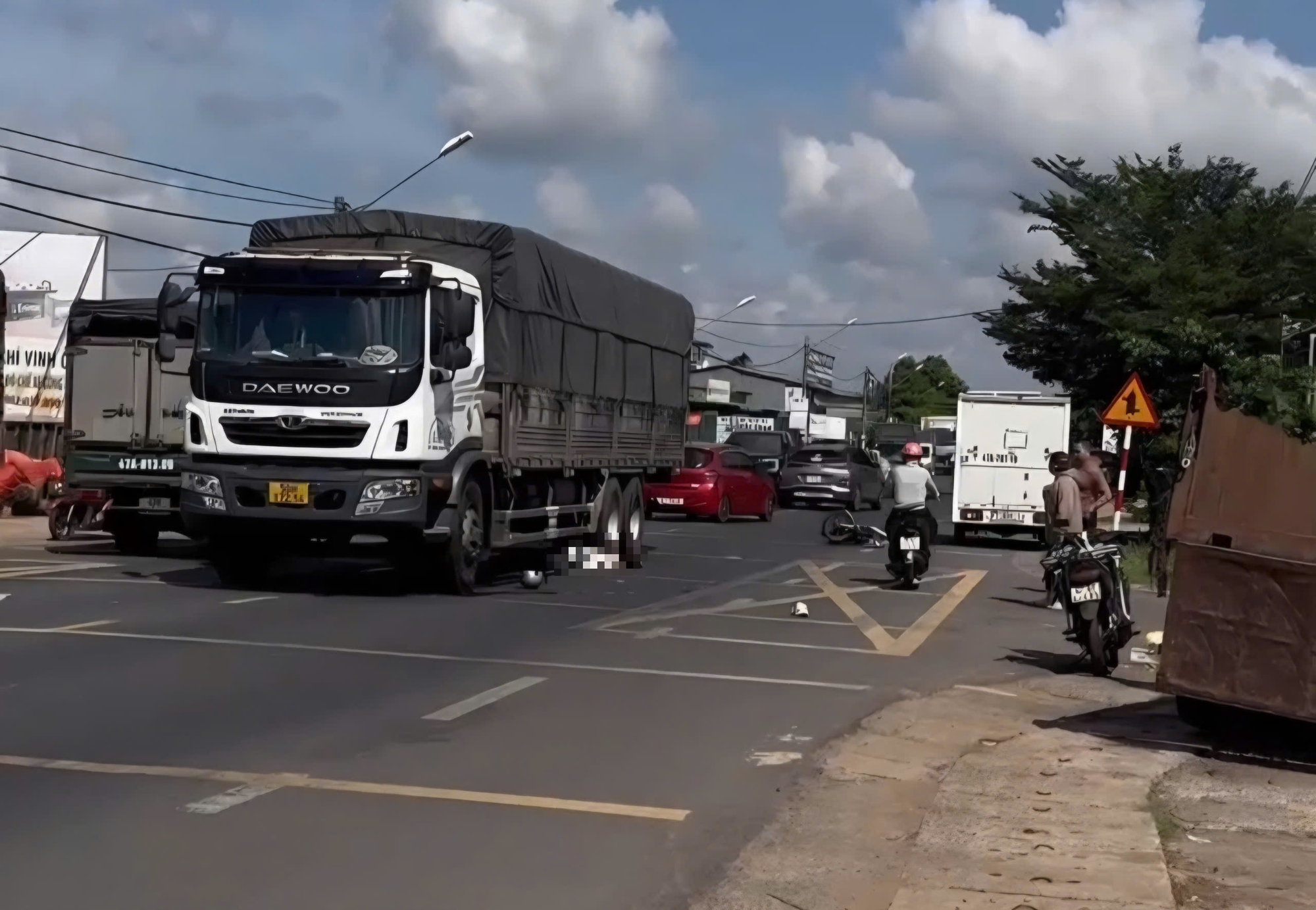 Nữ sinh lớp 9 tử vong thương tâm trong vụ tai nạn xe tải tại Đắk Lắk - Ảnh 1. Nữ sinh lớp 9 tử vong thương tâm trong vụ tai nạn xe tải tại Đắk Lắk - Ảnh 1.