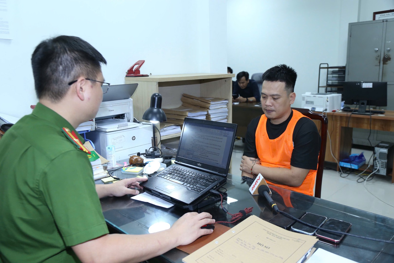 B&igrave;nh luận vi&ecirc;n &ldquo;B&uacute;n Chả TV&rdquo; hưởng th&ugrave; lao l&ecirc;n đến 70 triệu đồng/th&aacute;ng từ đường d&acirc;y ph&aacute;t s&oacute;ng lậu- Ảnh 1.