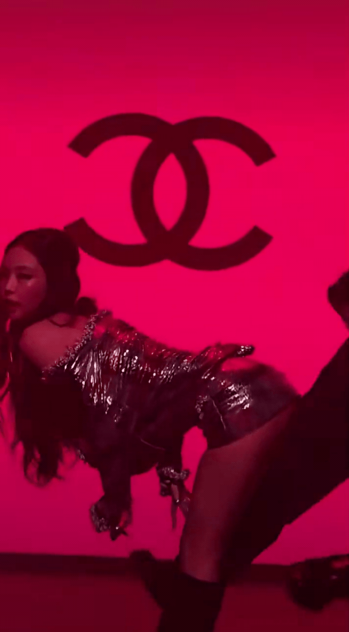Jennie mặc độc bra diễn vũ đạo bỏng mắt ở show Chanel, G-DRAGON nhảy theo nhiệt t&igrave;nh- Ảnh 4.