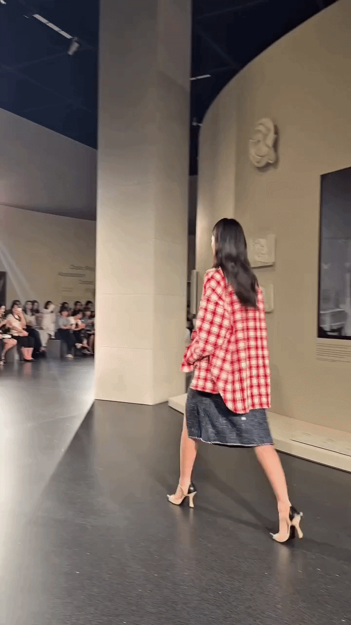 Mẹ bầu "đi lạc" v&agrave;o show Chanel hot nhất Seoul- Ảnh 2.