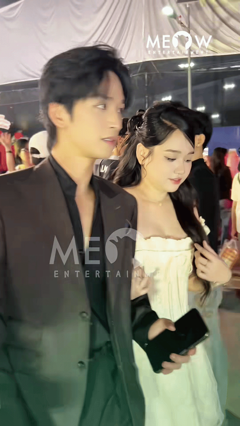 X&ocirc;n xao đoạn clip N&agrave;ng Mơ lườm &ldquo;ch&aacute;y mặt&rdquo; Tr&uacute;c Anh v&igrave; kho&aacute;c tay Trần Nghĩa ở sự kiện- Ảnh 1.