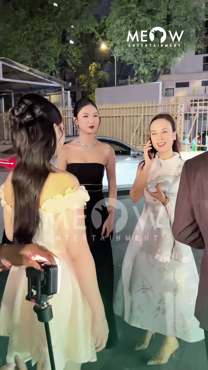 X&ocirc;n xao đoạn clip N&agrave;ng Mơ lườm &ldquo;ch&aacute;y mặt&rdquo; Tr&uacute;c Anh v&igrave; kho&aacute;c tay Trần Nghĩa ở sự kiện- Ảnh 2.