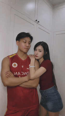 Tuyển thủ Văn Thanh và vợ tiểu thư "trâm anh thế phiệt" đầu tư 8 bộ ảnh cưới gây choáng - Ảnh 1.