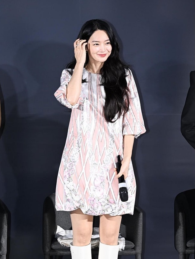 Shin Min Ah đ&atilde; l&agrave;m g&igrave; với gương mặt vậy?- Ảnh 4.
