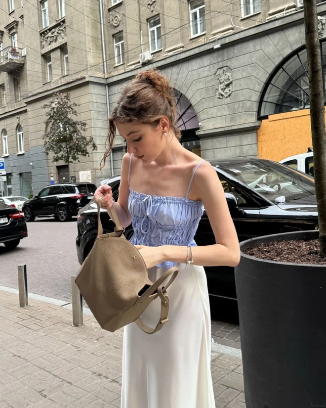 Kiểu mặc vừa cổ điển vừa thư gi&atilde;n n&agrave;y đang trở th&agrave;nh &ldquo;gu m&ugrave;a h&egrave;&rdquo; mới của nhiều c&ocirc; g&aacute;i- Ảnh 5.