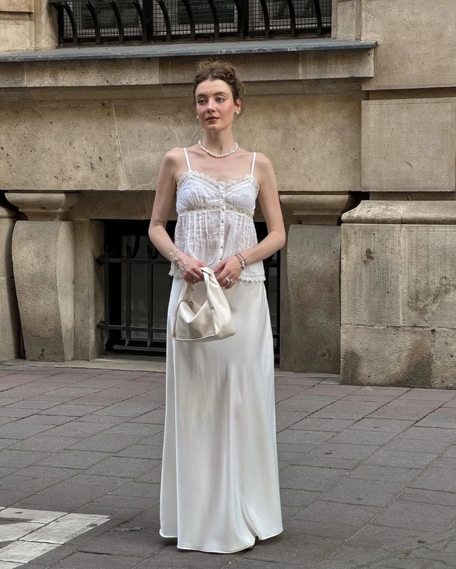 Kiểu mặc vừa cổ điển vừa thư gi&atilde;n n&agrave;y đang trở th&agrave;nh &ldquo;gu m&ugrave;a h&egrave;&rdquo; mới của nhiều c&ocirc; g&aacute;i- Ảnh 9.