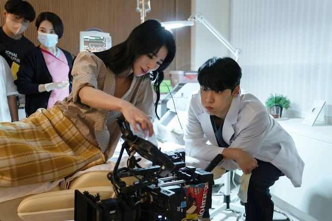 Dậy s&oacute;ng ảnh Lim Ji Yeon - Lee Do Hyun hẹn h&ograve; sau tin kết h&ocirc;n, ngoại h&igrave;nh đ&agrave;ng trai thay đổi ch&oacute;ng mặt l&agrave;m netizen hết cả hồn- Ảnh 5.