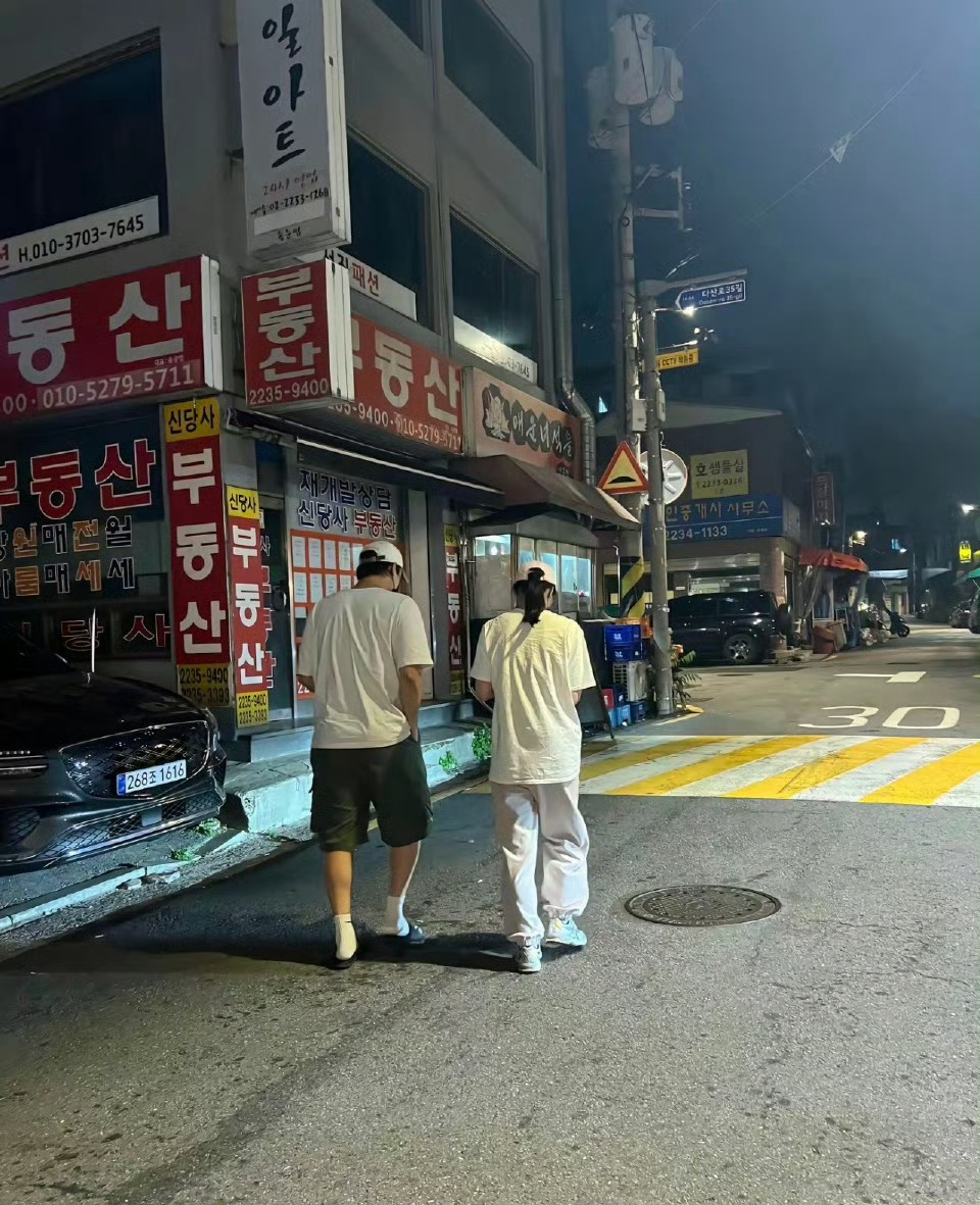 Dậy s&oacute;ng ảnh Lim Ji Yeon - Lee Do Hyun hẹn h&ograve; sau tin kết h&ocirc;n, ngoại h&igrave;nh đ&agrave;ng trai thay đổi ch&oacute;ng mặt l&agrave;m netizen hết cả hồn- Ảnh 1.