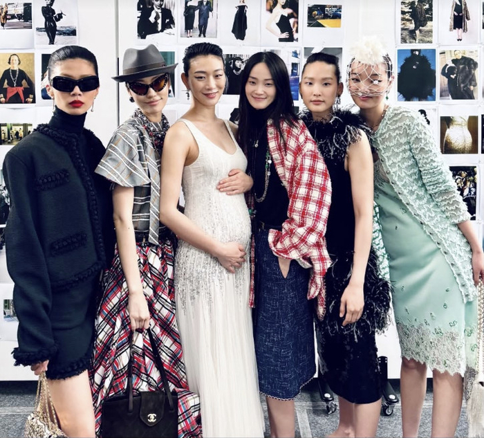 Mẹ bầu "đi lạc" v&agrave;o show Chanel hot nhất Seoul- Ảnh 3.