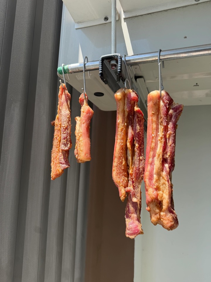 Nắng n&oacute;ng đỉnh điểm, m&oacute;n thịt heo một nắng đang hot MXH: Trước khi đem phơi kh&ocirc; đừng qu&ecirc;n c&aacute;c thao t&aacute;c n&agrave;y!- Ảnh 4.