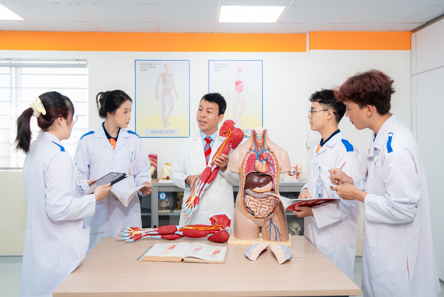 HUTECH chính thức tuyển sinh ngành Y khoa, trao học bổng 30% cho thí sinh toàn quốc - Ảnh 1. HUTECH chính thức tuyển sinh ngành Y khoa, trao học bổng 30% cho thí sinh toàn quốc - Ảnh 1.