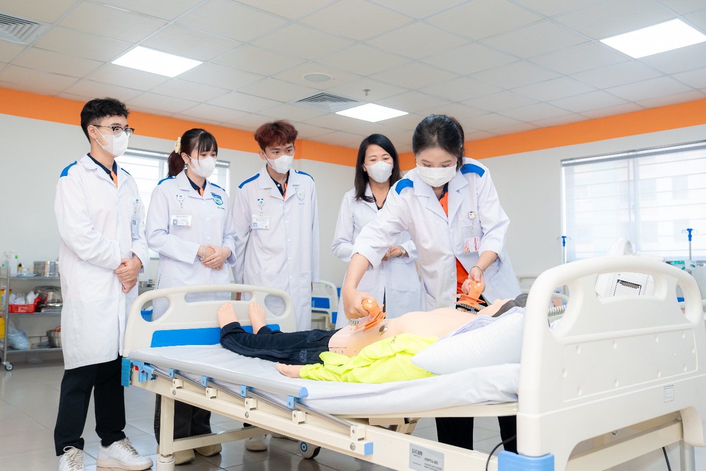 HUTECH chính thức tuyển sinh ngành Y khoa, trao học bổng 30% cho thí sinh toàn quốc - Ảnh 2. HUTECH chính thức tuyển sinh ngành Y khoa, trao học bổng 30% cho thí sinh toàn quốc - Ảnh 2.