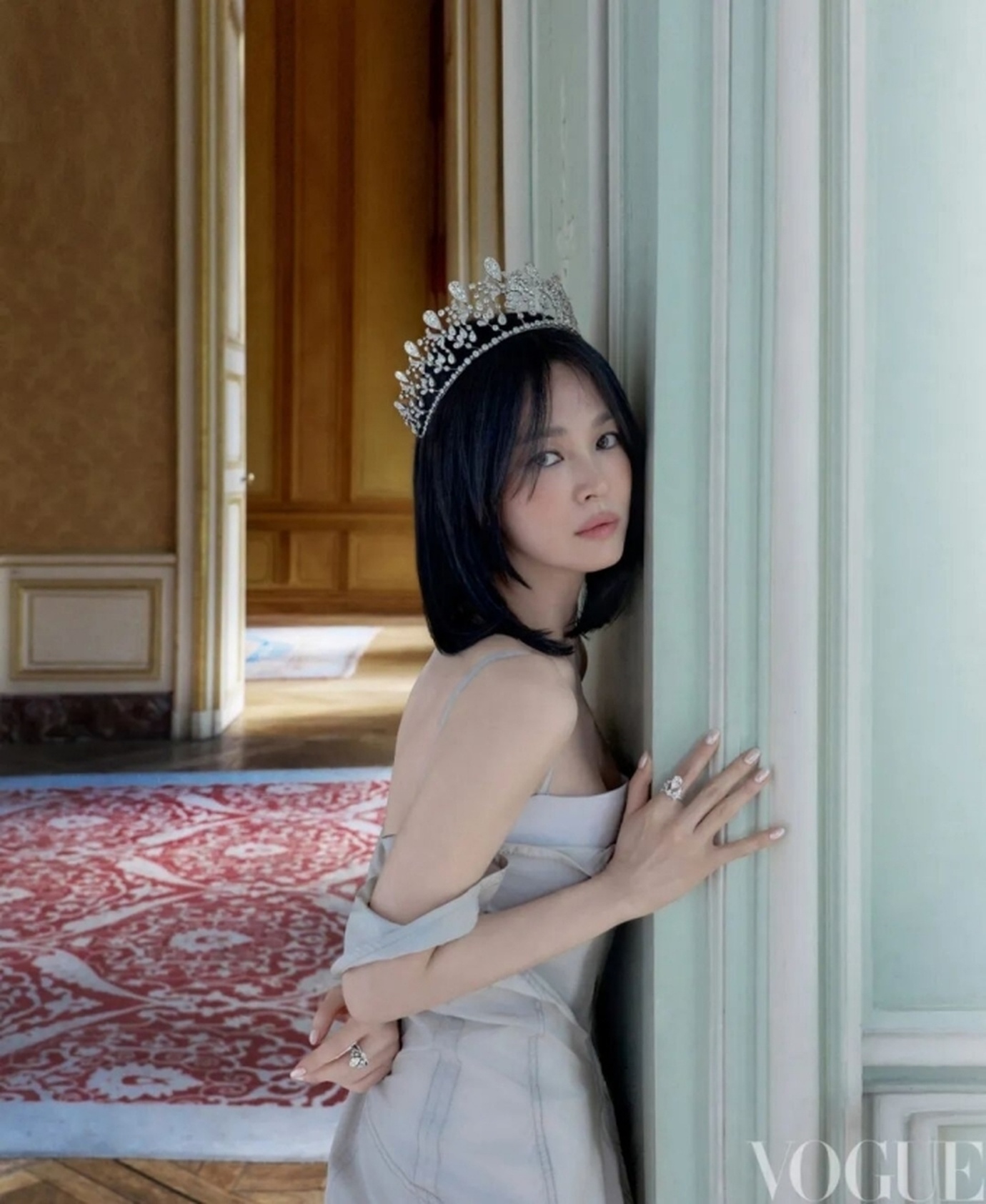Song Hye Kyo bị réo tên vì visual “ngái ngủ” trên bìa Vogue, nhưng zoom kỹ mới thấy đang đội vương miện trăm năm - Ảnh 1. Song Hye Kyo bị réo tên vì visual “ngái ngủ” trên bìa Vogue, nhưng zoom kỹ mới thấy đang đội vương miện trăm năm - Ảnh 1.