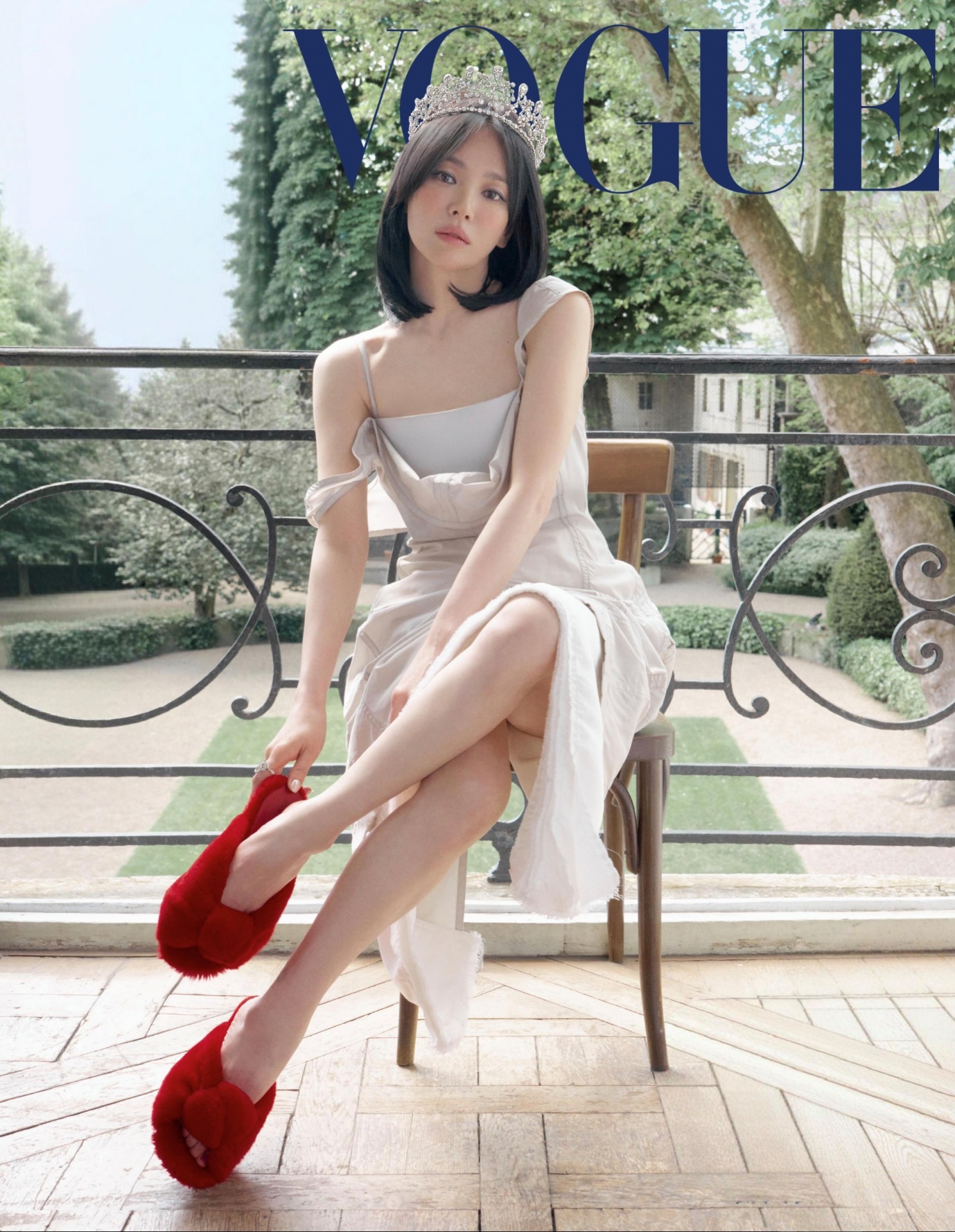 Song Hye Kyo bị réo tên vì visual “ngái ngủ” trên bìa Vogue, nhưng zoom kỹ mới thấy đang đội vương miện trăm năm - Ảnh 2. Song Hye Kyo bị réo tên vì visual “ngái ngủ” trên bìa Vogue, nhưng zoom kỹ mới thấy đang đội vương miện trăm năm - Ảnh 2.