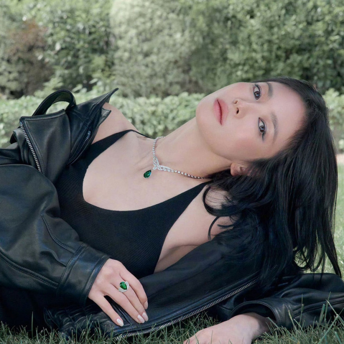 Song Hye Kyo bị réo tên vì visual “ngái ngủ” trên bìa Vogue, nhưng zoom kỹ mới thấy đang đội vương miện trăm năm - Ảnh 4. Song Hye Kyo bị réo tên vì visual “ngái ngủ” trên bìa Vogue, nhưng zoom kỹ mới thấy đang đội vương miện trăm năm - Ảnh 4.