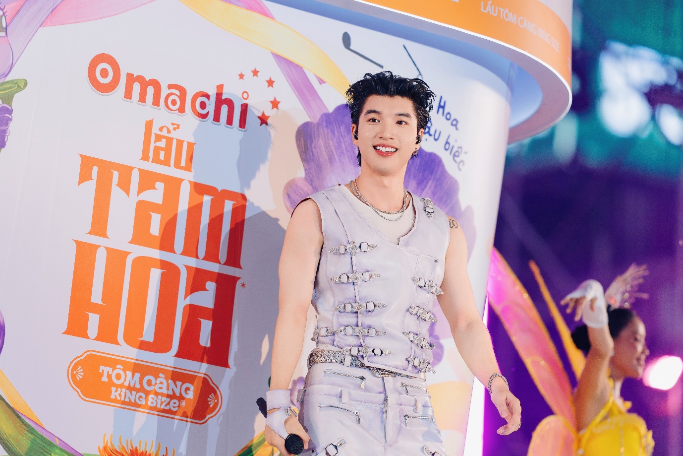 N&oacute;ng hơn sức n&oacute;ng m&ugrave;a h&egrave; - HIEUTHUHAI lạc v&agrave;o &ldquo;Xứ sở Tam Hoa&rdquo; - Ảnh 4.