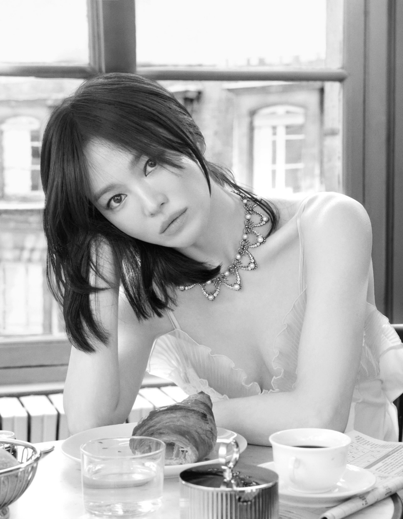 Song Hye Kyo bị réo tên vì visual “ngái ngủ” trên bìa Vogue, nhưng zoom kỹ mới thấy đang đội vương miện trăm năm - Ảnh 5. Song Hye Kyo bị réo tên vì visual “ngái ngủ” trên bìa Vogue, nhưng zoom kỹ mới thấy đang đội vương miện trăm năm - Ảnh 5.