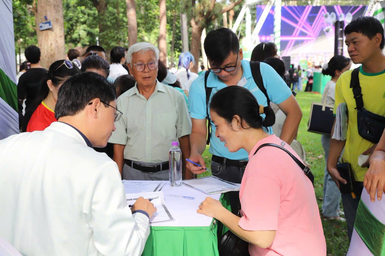 Qua 6 mùa Ngày Dinh dưỡng cộng đồng Việt Nam: Gần 10.000 người dân được tư vấn sức khỏe, dinh dưỡng miễn phí - Ảnh 5. Qua 6 mùa Ngày Dinh dưỡng cộng đồng Việt Nam: Gần 10.000 người dân được tư vấn sức khỏe, dinh dưỡng miễn phí - Ảnh 5.
