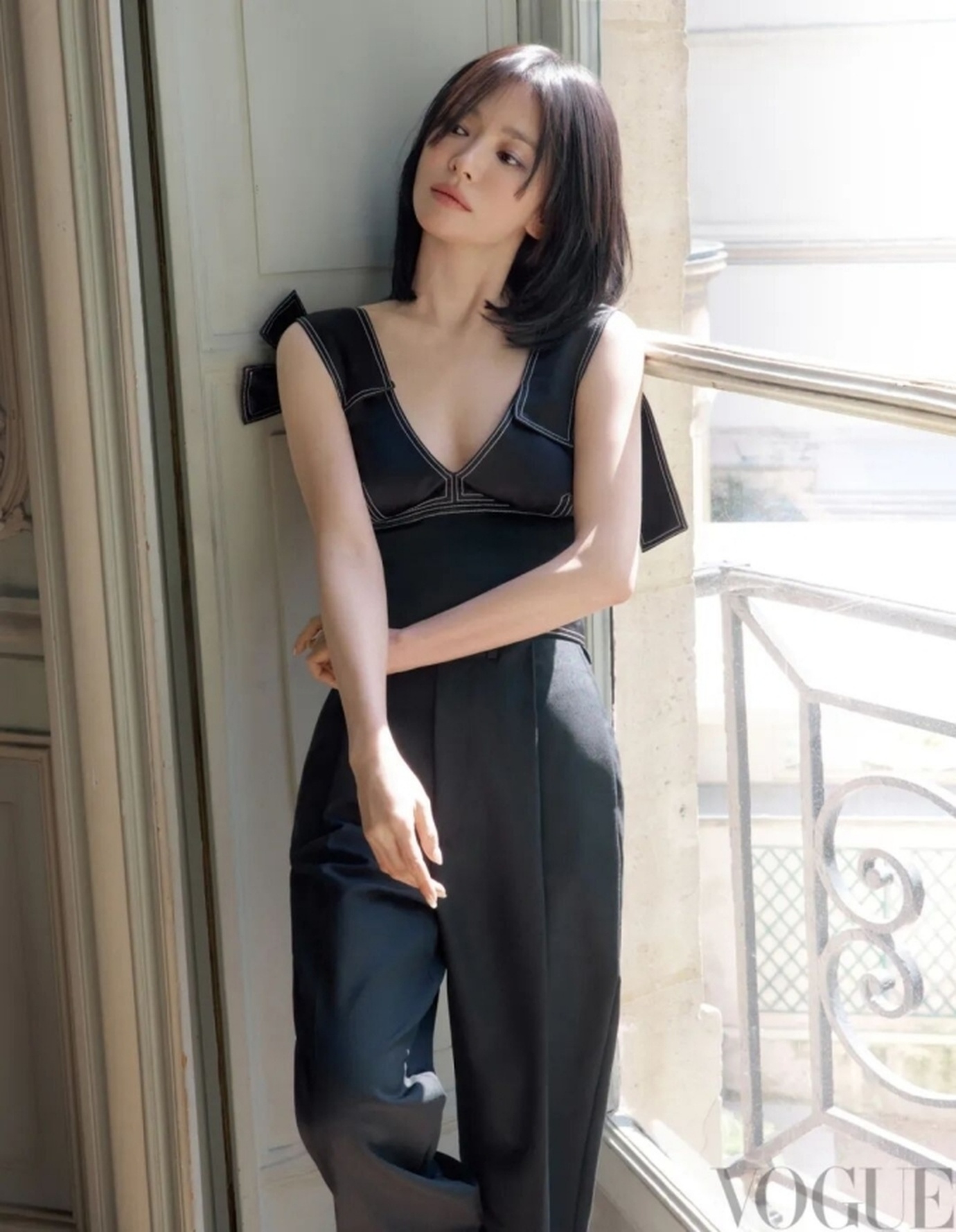 Song Hye Kyo bị réo tên vì visual “ngái ngủ” trên bìa Vogue, nhưng zoom kỹ mới thấy đang đội vương miện trăm năm - Ảnh 6. Song Hye Kyo bị réo tên vì visual “ngái ngủ” trên bìa Vogue, nhưng zoom kỹ mới thấy đang đội vương miện trăm năm - Ảnh 6.