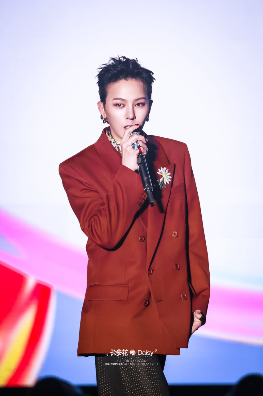 Jennie mặc độc bra diễn vũ đạo bỏng mắt ở show Chanel, G-DRAGON nhảy theo nhiệt t&igrave;nh- Ảnh 8.