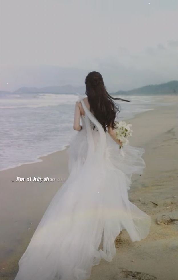 Tuyển thủ Văn Thanh và vợ tiểu thư "trâm anh thế phiệt" đầu tư 8 bộ ảnh cưới gây choáng - Ảnh 2.