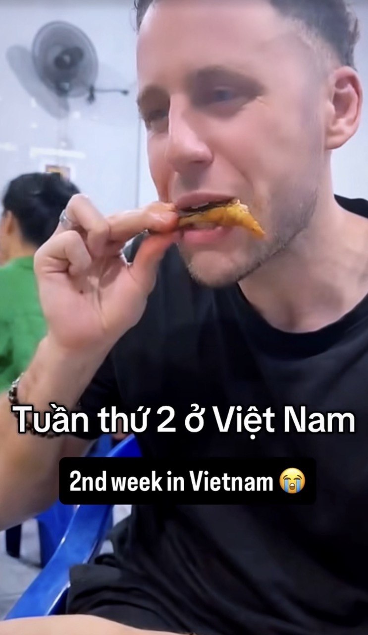 Kh&aacute;ch T&acirc;y bất ngờ trước cảnh người Việt rần rần ra đường h&uacute;p hủ tiếu g&otilde; l&uacute;c 12 giờ đ&ecirc;m- Ảnh 3.
