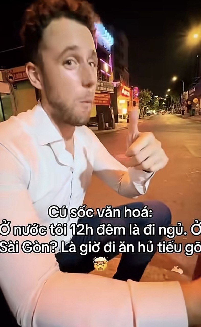 Kh&aacute;ch T&acirc;y bất ngờ trước cảnh người Việt rần rần ra đường h&uacute;p hủ tiếu g&otilde; l&uacute;c 12 giờ đ&ecirc;m- Ảnh 1.
