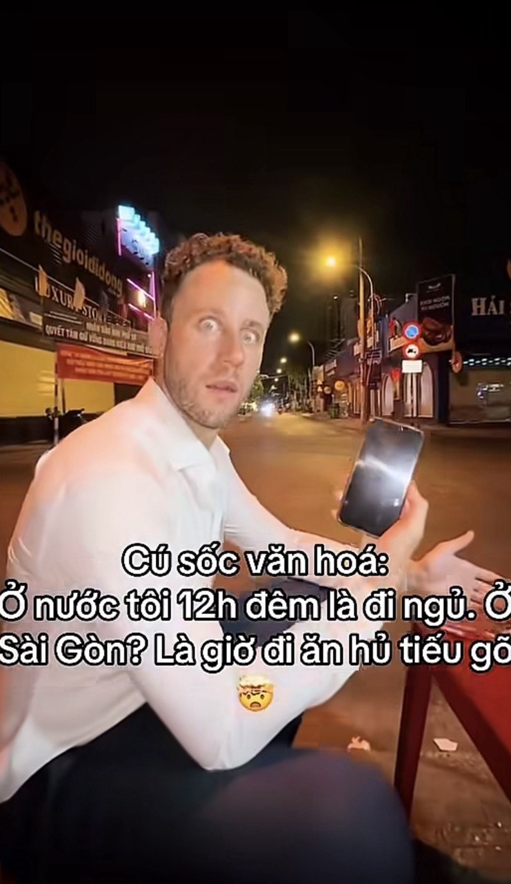 Kh&aacute;ch T&acirc;y bất ngờ trước cảnh người Việt rần rần ra đường h&uacute;p hủ tiếu g&otilde; l&uacute;c 12 giờ đ&ecirc;m- Ảnh 2.
