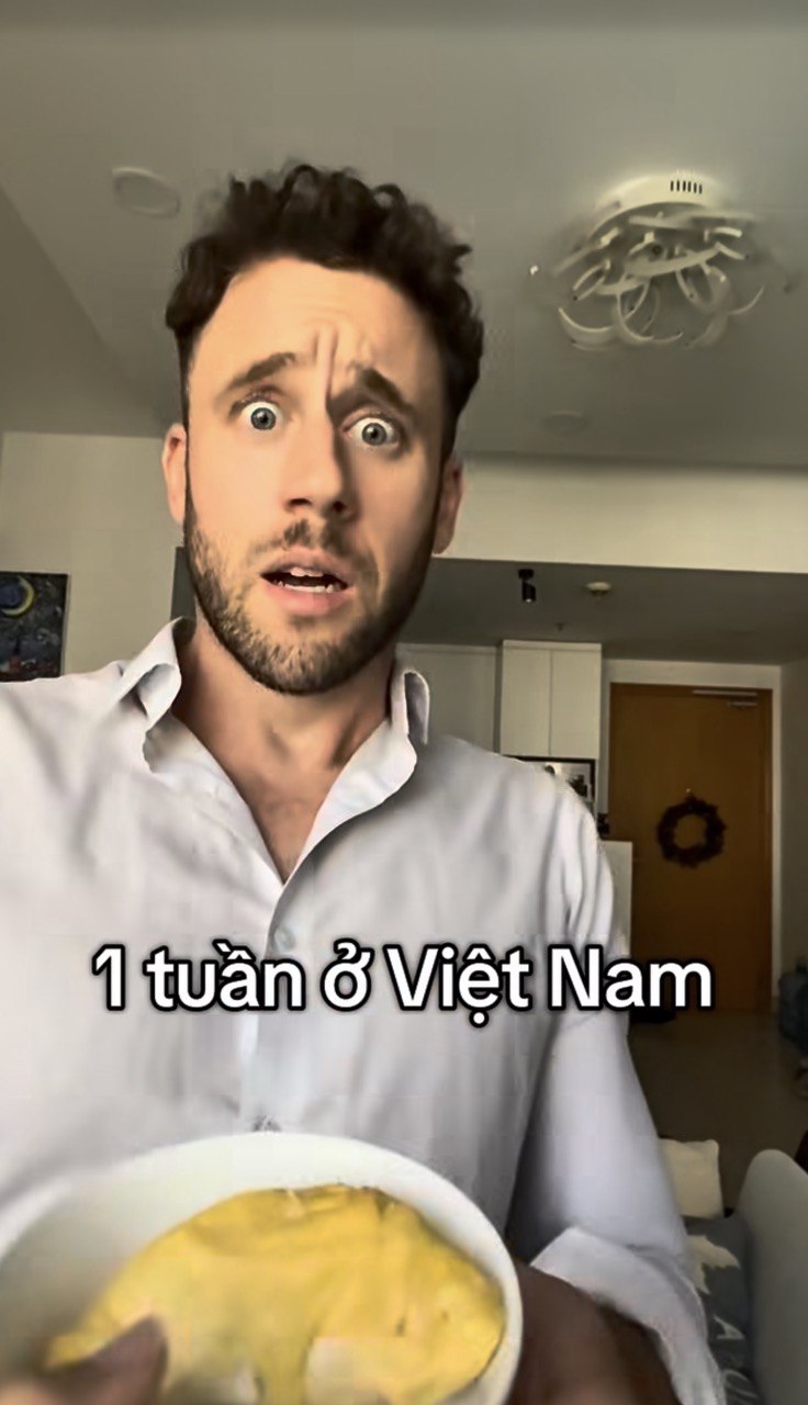 Kh&aacute;ch T&acirc;y bất ngờ trước cảnh người Việt rần rần ra đường h&uacute;p hủ tiếu g&otilde; l&uacute;c 12 giờ đ&ecirc;m- Ảnh 4.