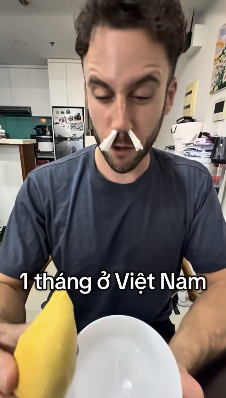 Kh&aacute;ch T&acirc;y bất ngờ trước cảnh người Việt rần rần ra đường h&uacute;p hủ tiếu g&otilde; l&uacute;c 12 giờ đ&ecirc;m- Ảnh 5.