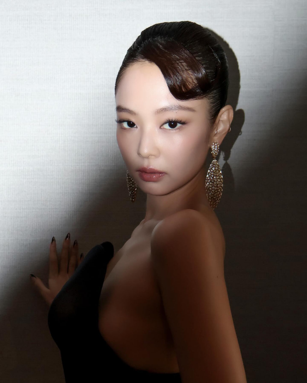 Jennie mặc độc bra diễn vũ đạo bỏng mắt ở show Chanel, G-DRAGON nhảy theo nhiệt t&igrave;nh- Ảnh 7.