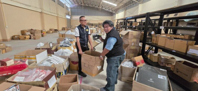 Kiểm tra kho h&agrave;ng của c&ocirc; g&aacute;i 25 tuổi, lực lượng chức năng thu giữ hơn 500 sản phẩm giả Starbucks, Chanel, Louis Vuitton, RIMOWA- Ảnh 3.
